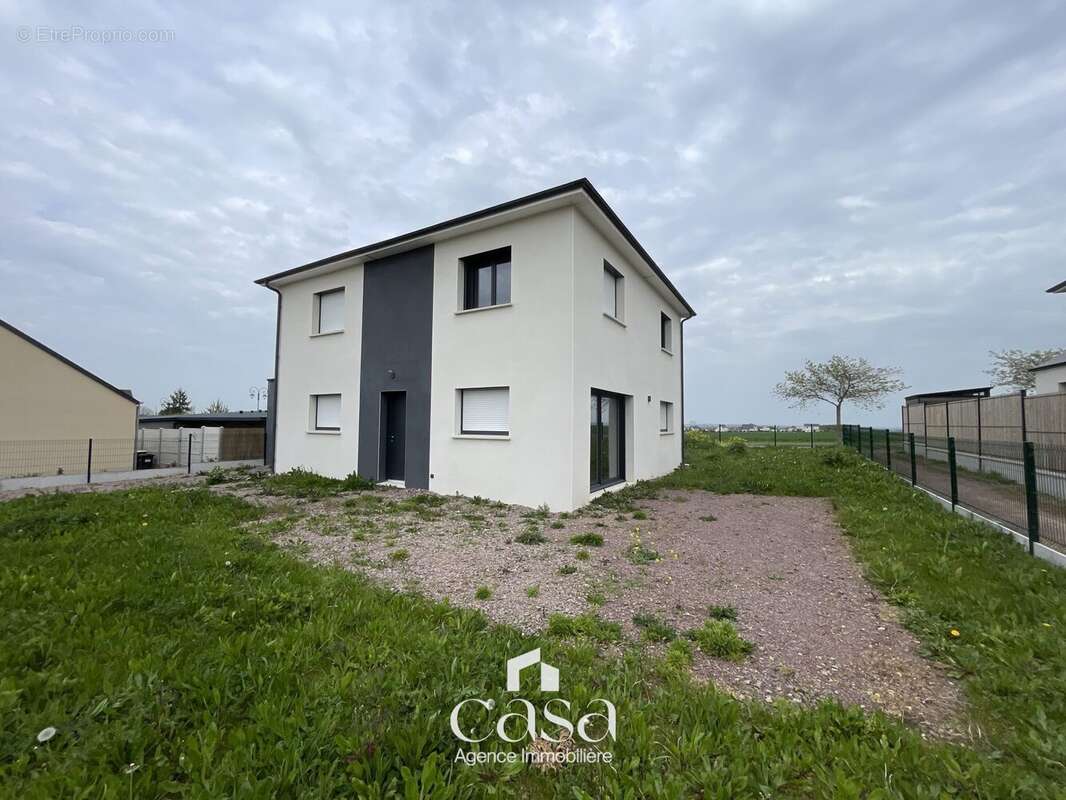 Maison à FONTAINE-ETOUPEFOUR