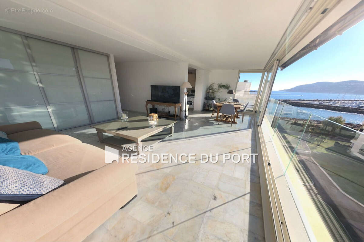 Appartement à MANDELIEU-LA-NAPOULE