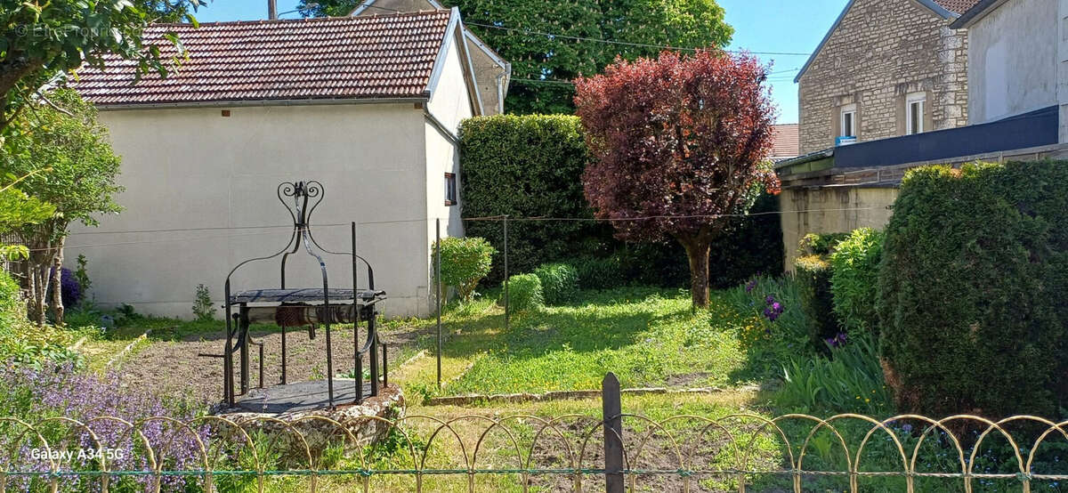 Vue partielle jardin - Maison à LEZINNES