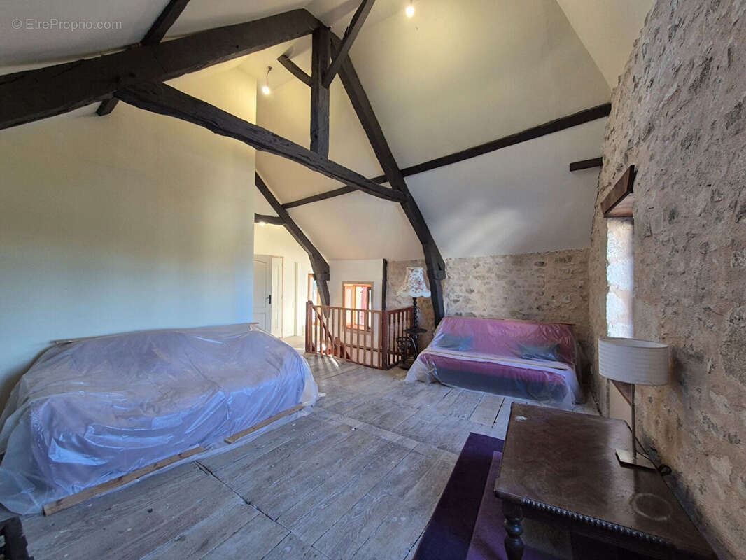 CORRÈZE. TREIGNAC. Maison en pierre avec 2 chambres. Vue imprenable. - photo 13