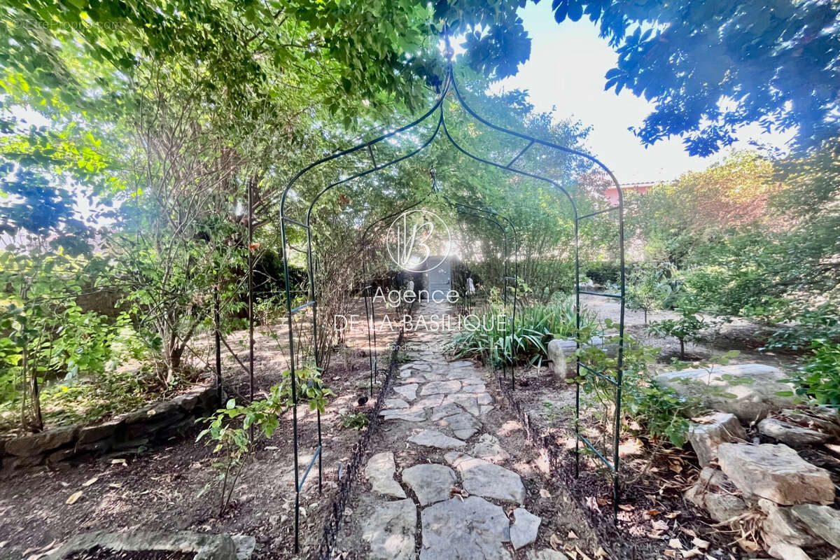 Maison 173 m² à Saint-Maximin-La-Sainte-Baume  - photo 5