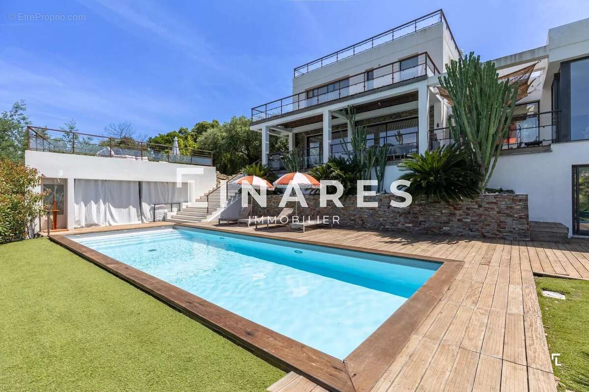 VILLA TOPAZE - Maison T7 de 206 m² - Dépendance - Piscine Terrain 1300m2 - 83240 Cavalaire - photo 2