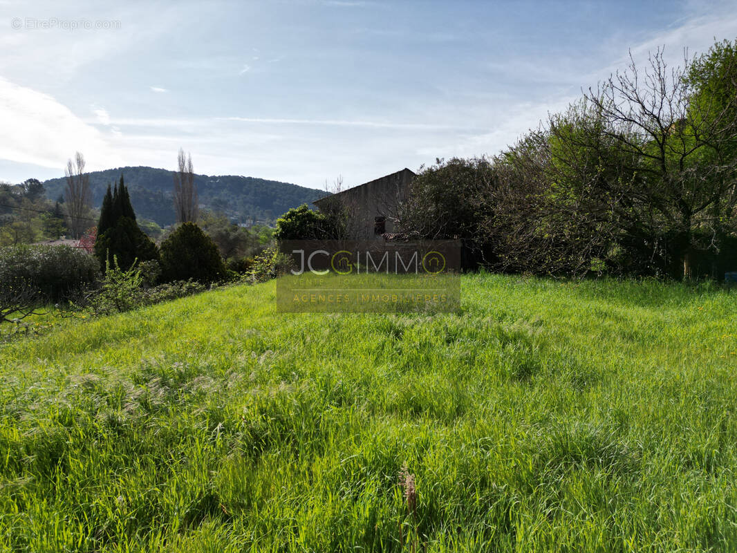 Terrain à SOLLIES-TOUCAS