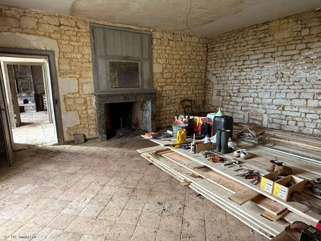 Aile de Vieux Logis du XVI? Siècle à Rénover, Proche de Ruffec - photo 10