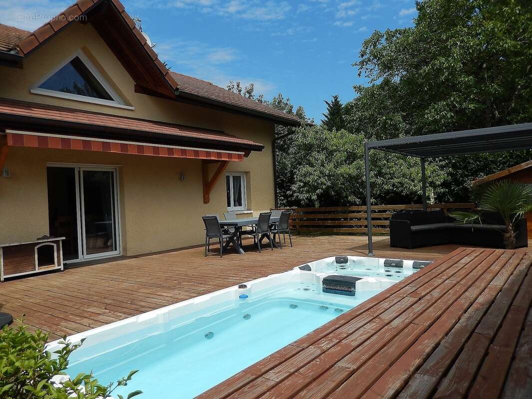 terrasse avec spa de nage et jacuzzi - Maison à FILLINGES