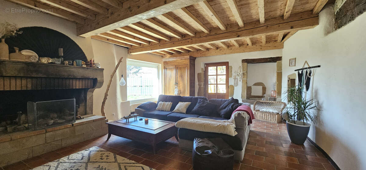 Maison de caractère, 288m2 hab. au cœur du village - photo 3