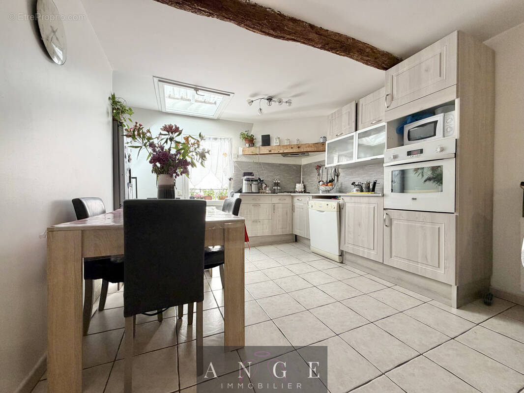 Appartement à SOLLIES-TOUCAS