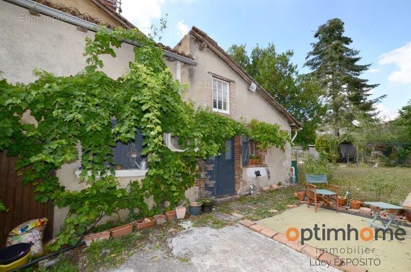  Charmante maison en pierre avec dépendance à rénover – Cœur de Saint-Laurent-de-Céris (Charente)  - photo 22