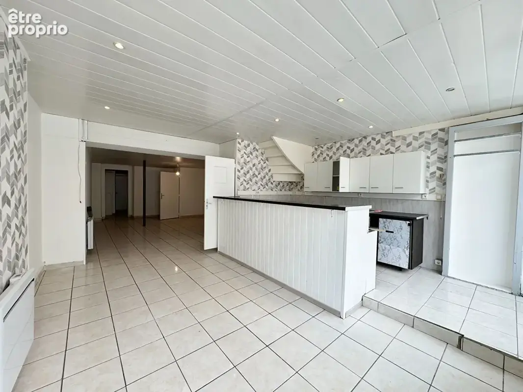 Maison de ville, en bon état, à potentiel locatif, Ag. du Donjon. - photo 2