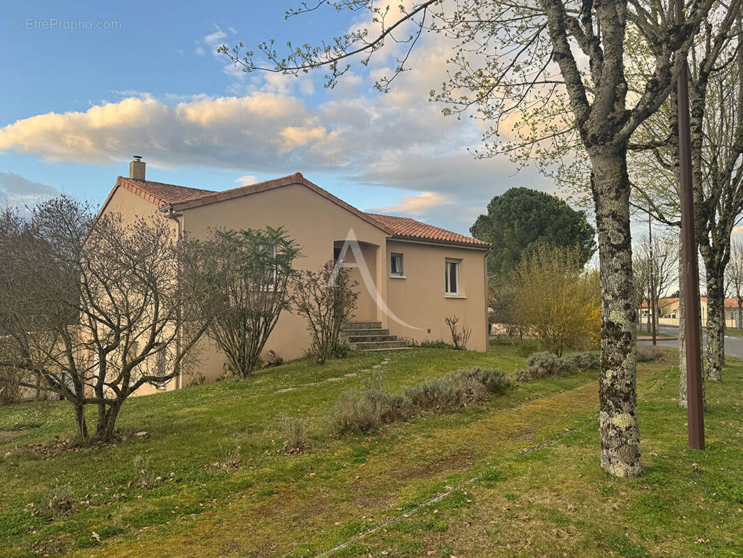 Maison à FONTAINE-LE-COMTE