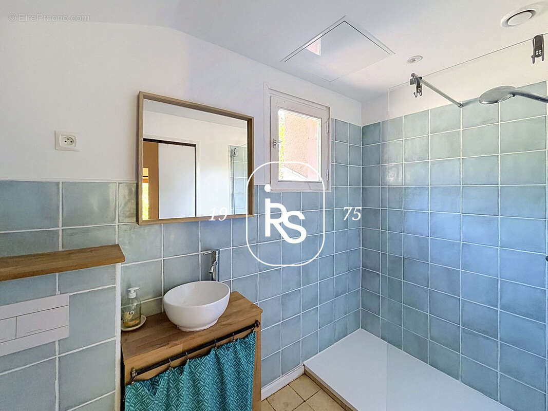 Une lumineuse maison en bois de 143 m2 habitables au milieu d’un terrain arboré de 3407 m2 avec piscine et dép - photo 12