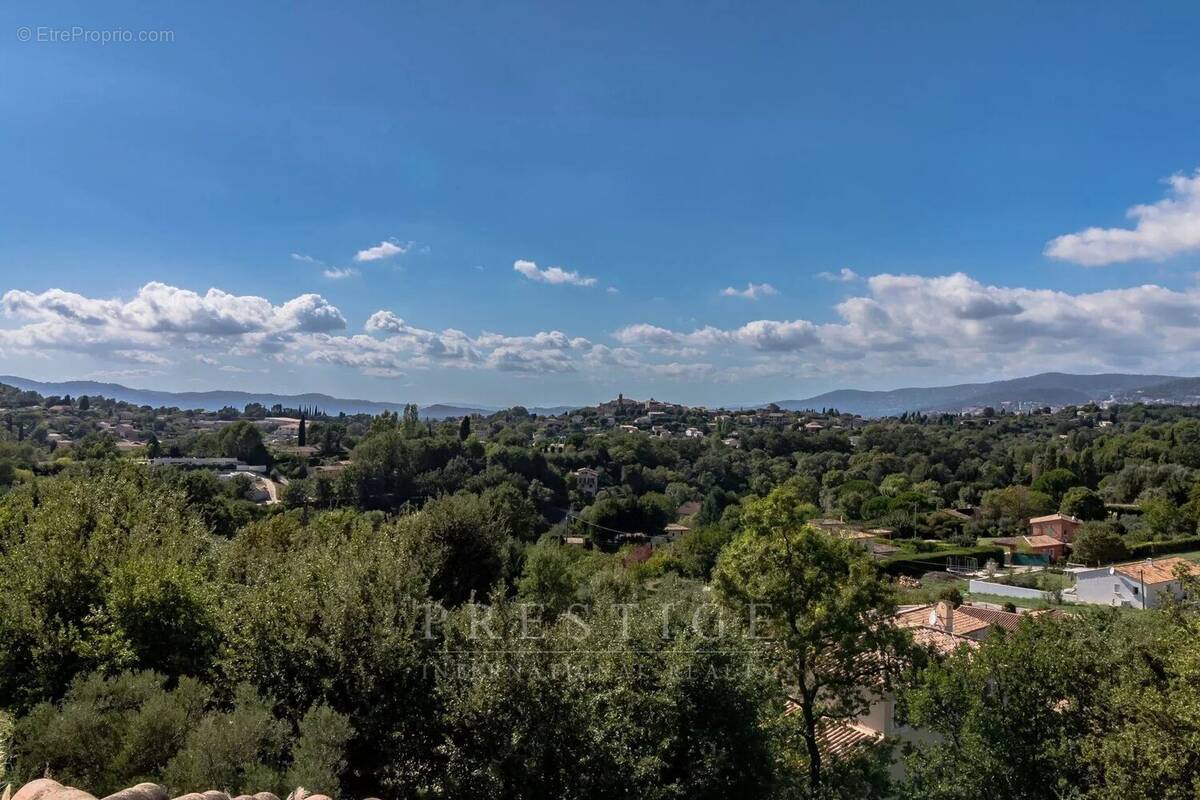 Terrain à CHATEAUNEUF-GRASSE