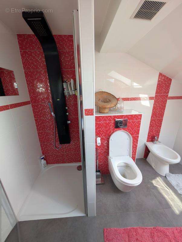 À moins de 10 minutes du centre-ville d'Aix-les-Bains – A vendre belle maison individuelle aux volumes généreux, idéale pour une - photo 18