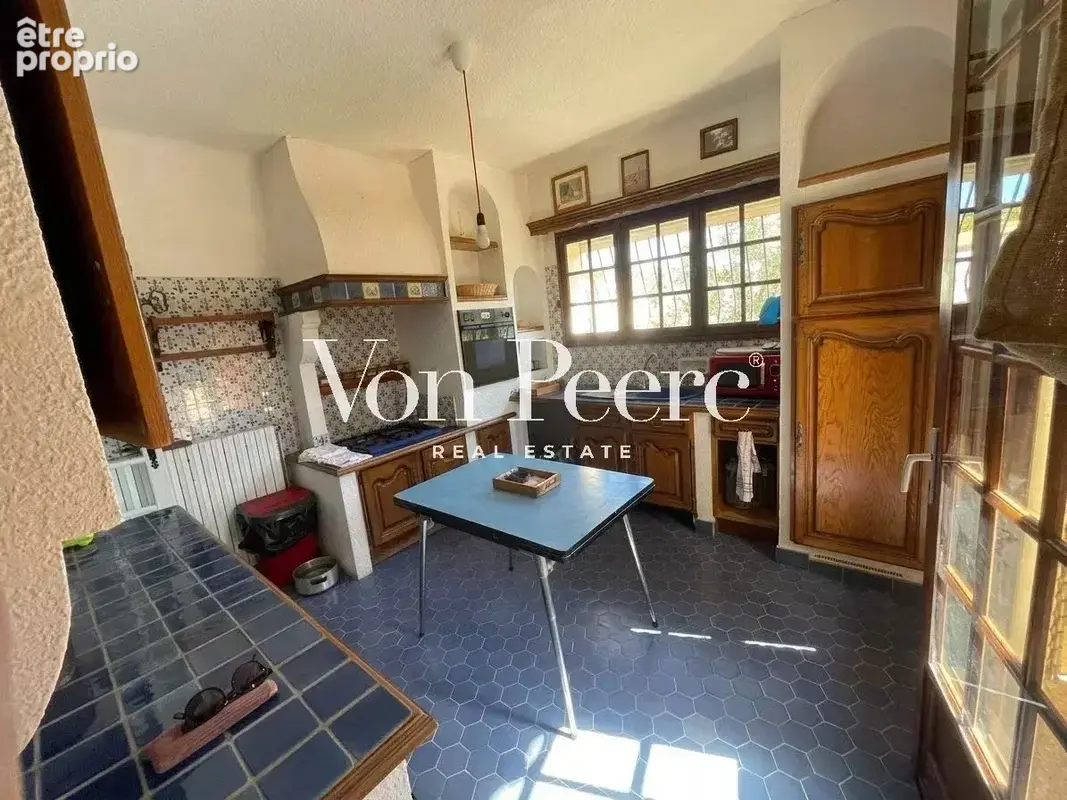 Eyguières — maison de 230 m² au calme, commerces à pied et fort potentiel - photo 3