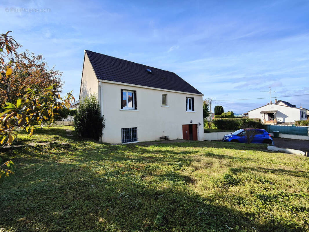Maison à LAROCHE-SAINT-CYDROINE