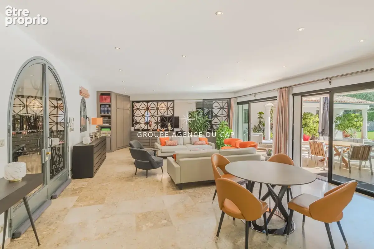 Villa de caractère, piscine chauffée et garage de 200 m² au coeur d'un parc de 5 000 m²  à Fréjus - photo 6