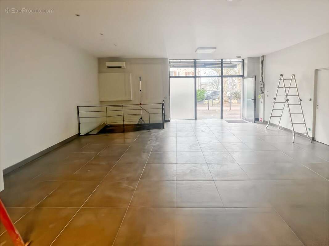 Commerce à GREZIEU-LA-VARENNE