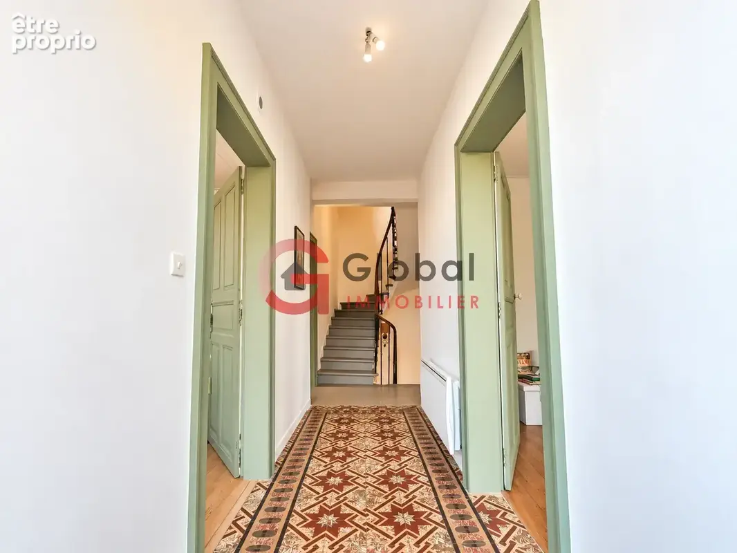 Maison bourgeoise de 182 m2 avec cour et place de parking - photo 9