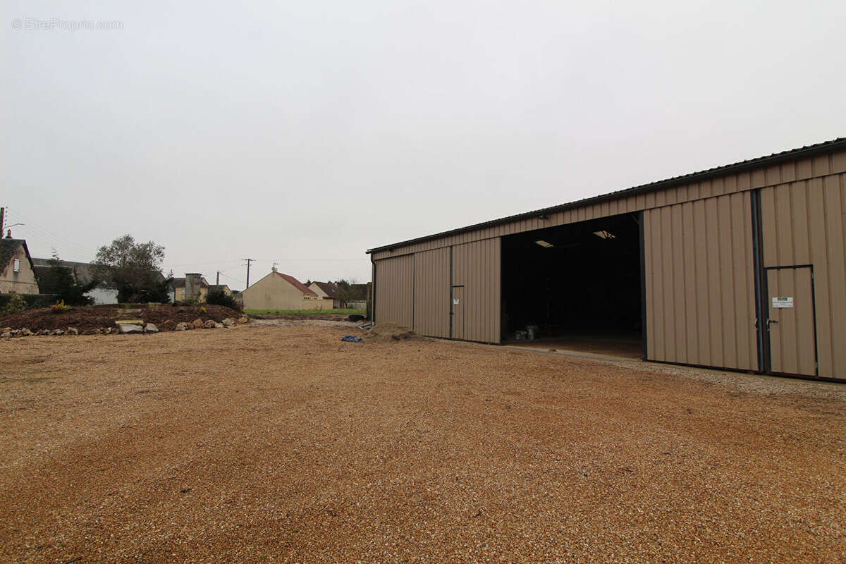 Commerce à TREMBLAY-LES-VILLAGES