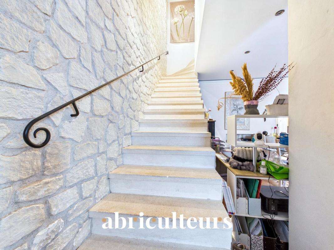 Maison de ville en pierre de 100 m² avec jardin et piscine en vente à Cavaillon (84300) - photo 7