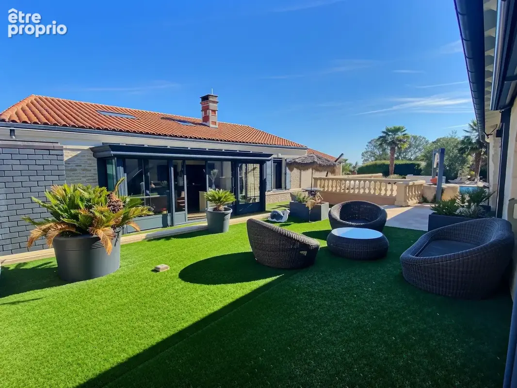 Photo Maison à Genouille au prix de 399 000€