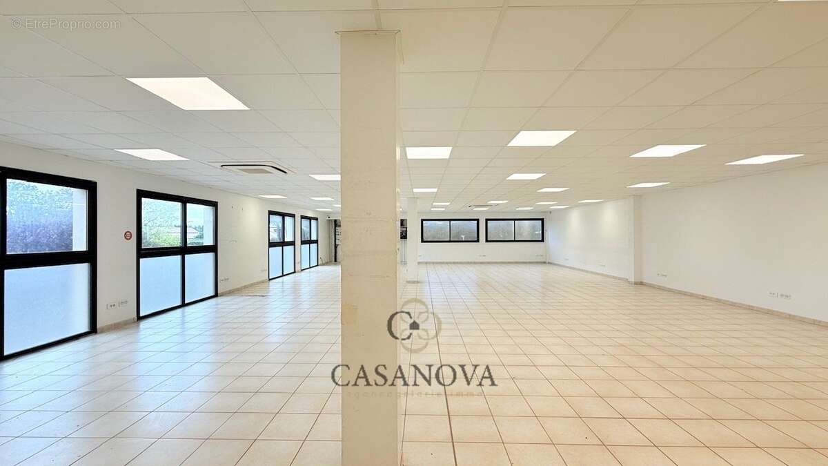 Immeuble de 800 m² avec potentiel de transformation en habitation à Lattes - photo 3