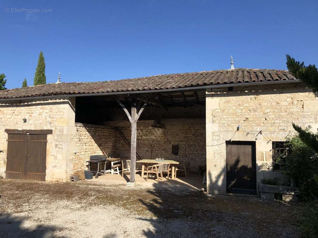 Grande maison dans un cadre paisible avec des magnifiques jardins - photo 17
