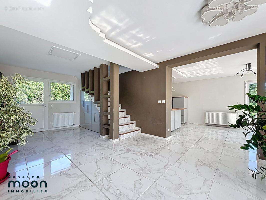 Maison à SAINT-GENIS-LAVAL