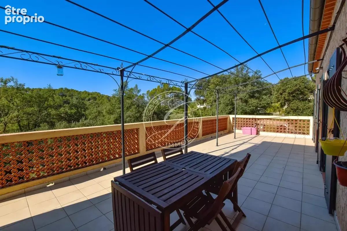 A VENDRE LORGUES - Villa traditionnelle avec piscine et vue dégagée - photo 9