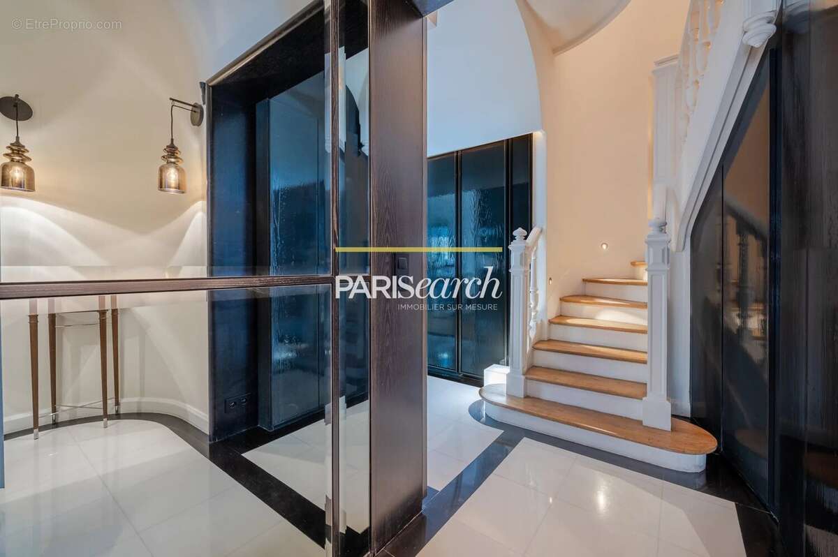 Appartement à PARIS-16E