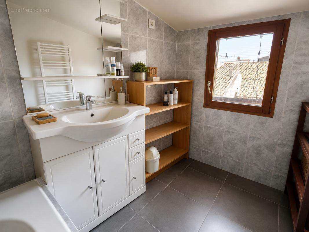 Appartement à SAINT-LAURENT-D'AIGOUZE