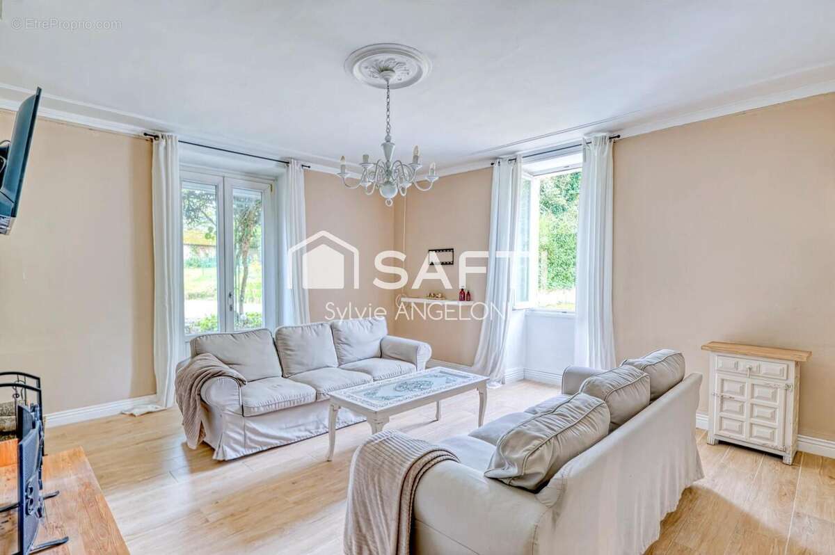 Maison 195 m² à La Batie-Montgascon  - photo 4