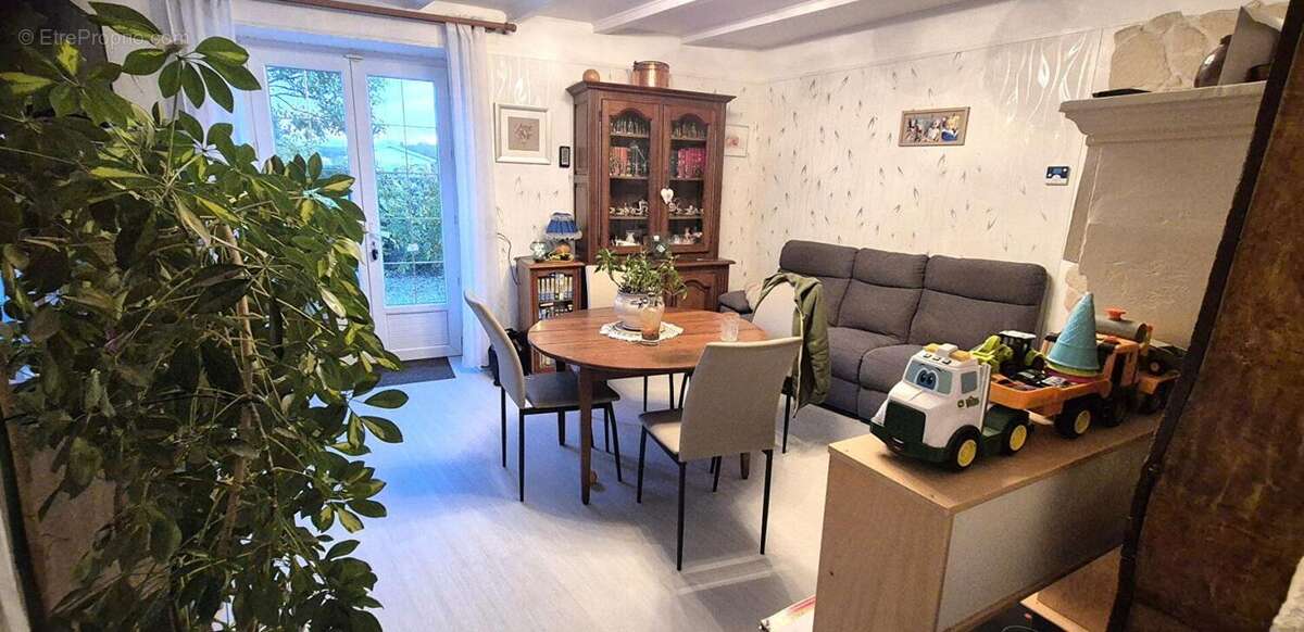 Belle Maison de Village et de Caractère de 1815 de 155 m² Rénover et Entretenue avec Goût avec sa Cour avant et Terrasse de 115  - photo 7