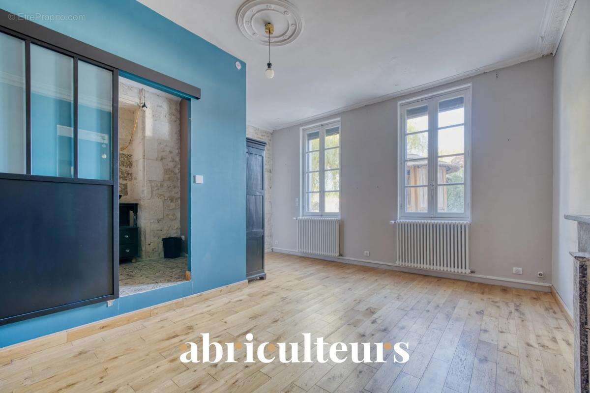 Maison de caractère de 242 m² en vente à Saintes (17100) - photo 7
