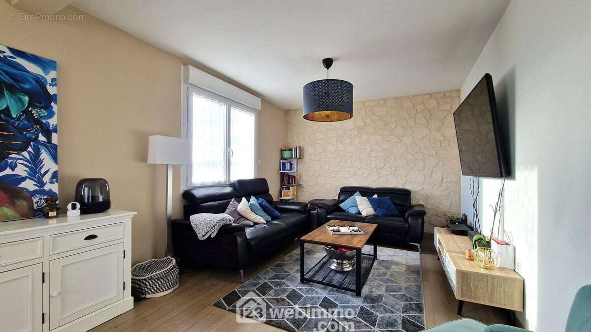 A ses côtés, le salon, toutes les fenêtres sont en double vitrage pvc avec volets roulants edf - Maison à MONTCORNET