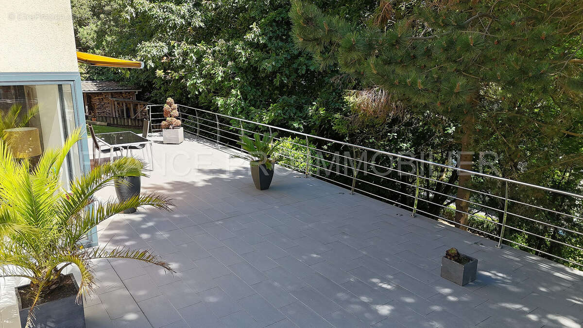 Spacieuse maison familiale de 165 m2 avec 5 chambres, 2 garages et jardin - photo 17