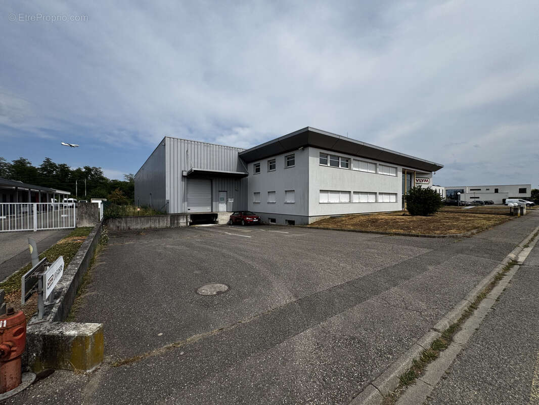 À vendre   Ensemble immobilier professionnel avec bureaux, entrepôts sur 8 136 m2 - photo 3