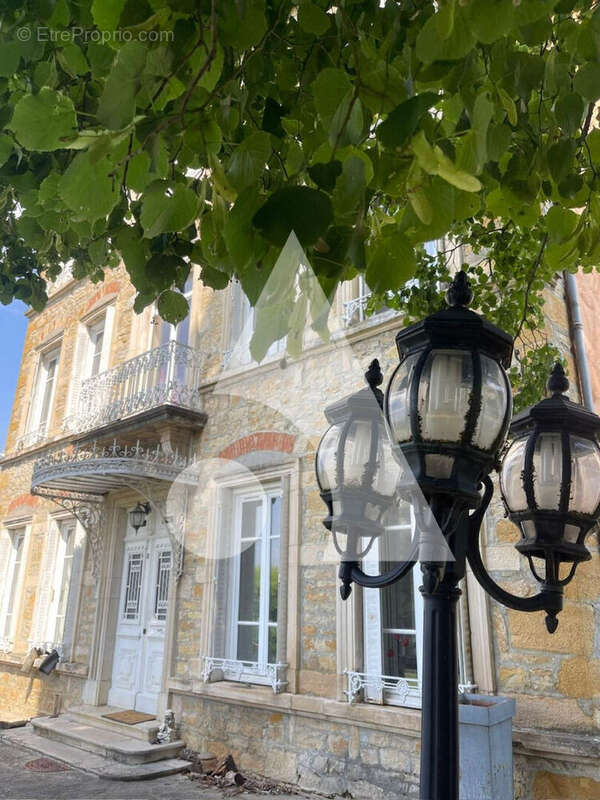 Maison à NEYRON