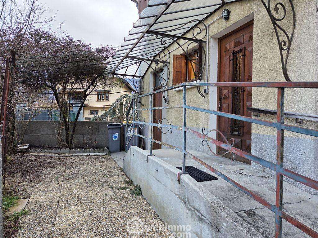 Au rez-de-chaussée, on retrouve une entrée avec placard donnant accès à une belle terrasse orientée Sud-Ouest, - Maison à GRIGNON