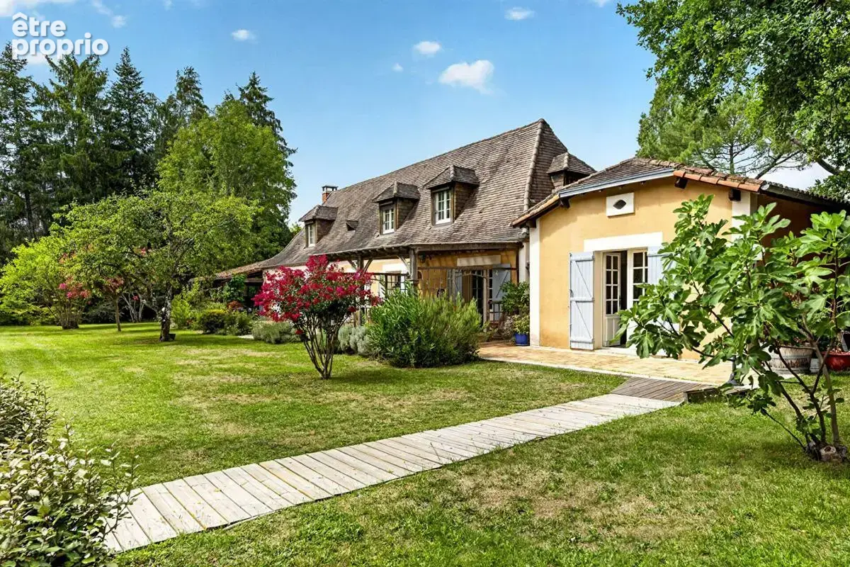 Propriété type longère en pierre, avec piscine, sur un terrain arboré de plus de 15 000 m² - photo 2