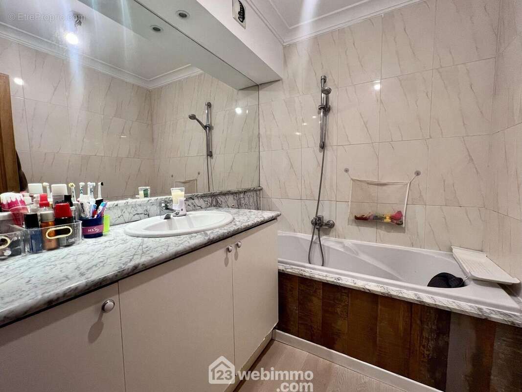 La salle de bain fonctionnelle - Appartement à BIGUGLIA