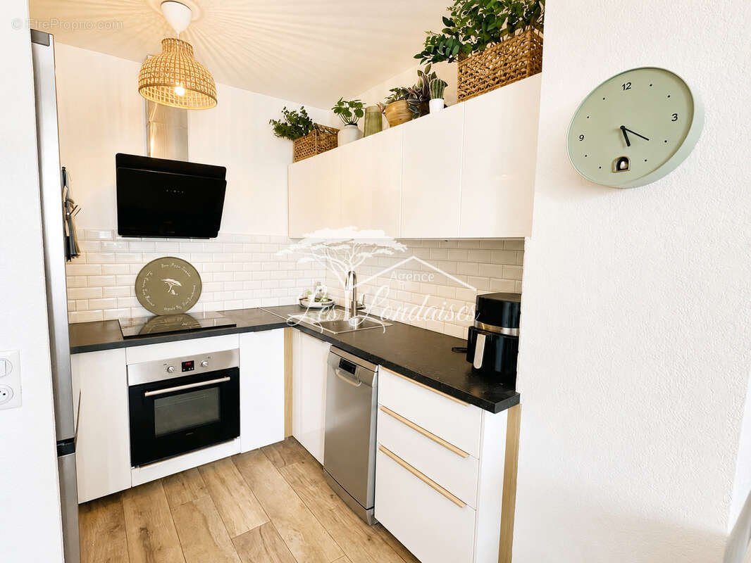 Appartement lumineux 3 pièces à vendre à La Londe-les-Maures   Centre-ville   Meublé et entièrement équipé - photo 4
