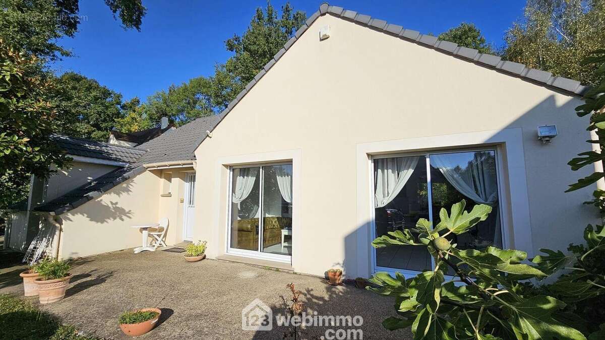 Venez découvrir cette belle maison de plain-pied de 120 m². - Maison à DAMMARIE-LES-LYS