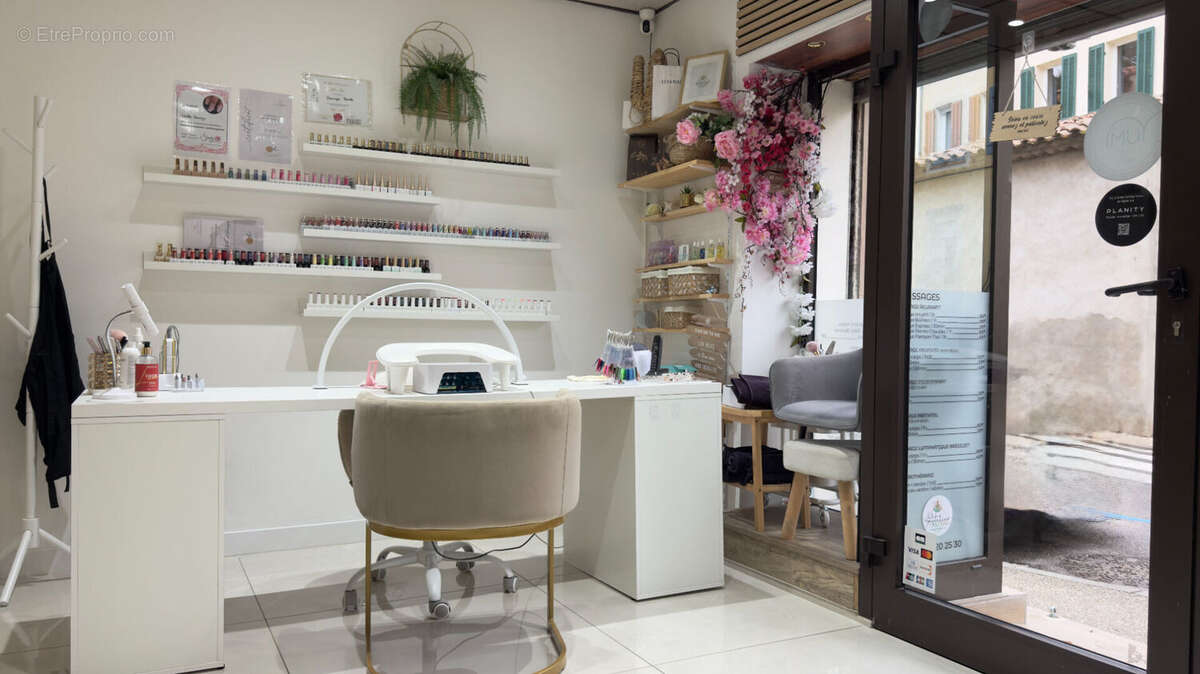 Commerce à SIMIANE-COLLONGUE