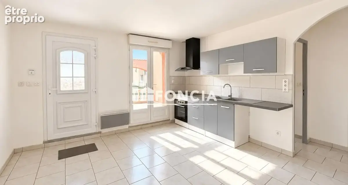 Maison de plain-pied avec garage attenant et deux terrasses - photo 2