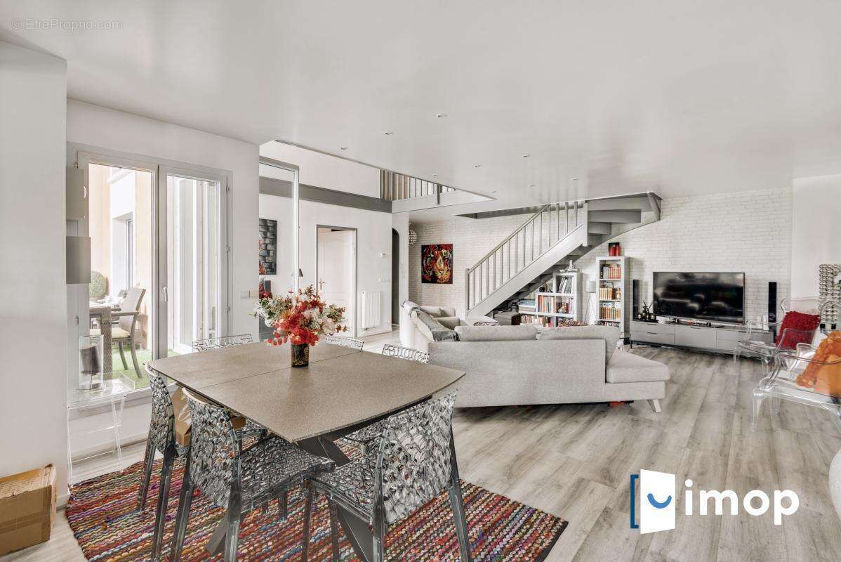 Appartement à COURBEVOIE