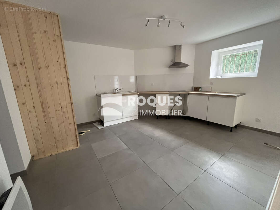 Bédarieux, à vendre belle maison de ville composée de deux appartements loués ! - photo 3