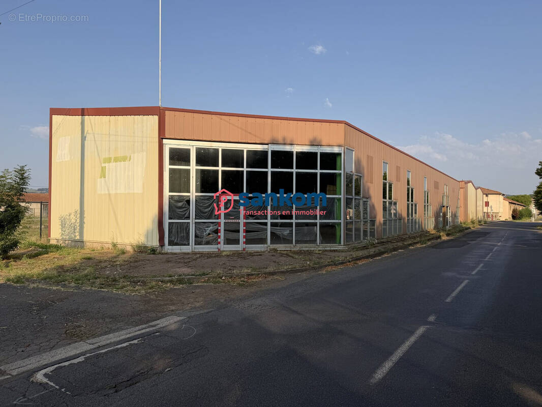 Commerce 970 m² à Vernassal  - photo 1