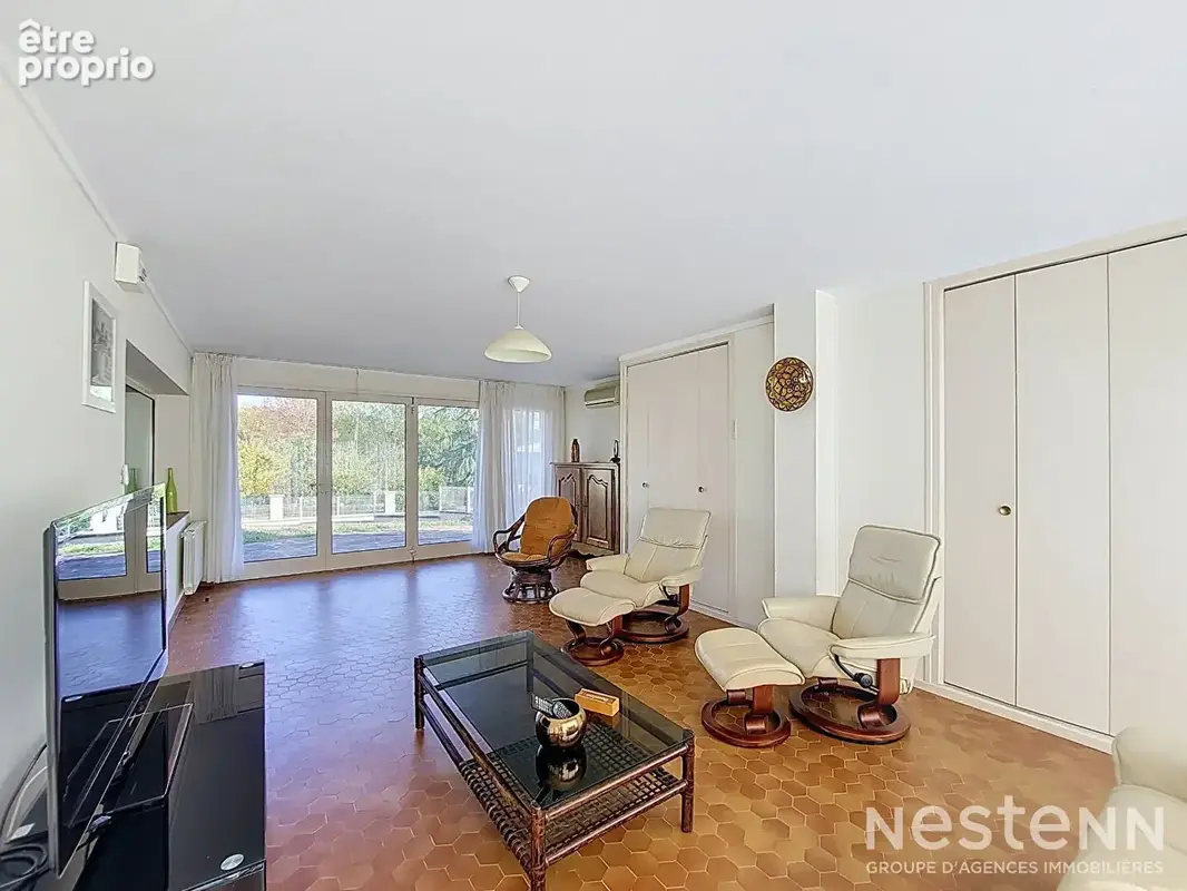 A Vendre Maison de 185 m² avec jardin clôturé dans un quartier résidentiel de Condom. - photo 4