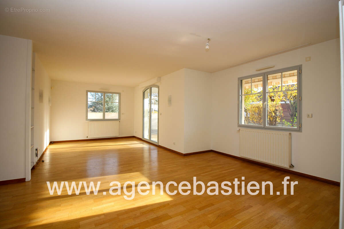Vente exclusive - t4 de 105 m2 en rez-de-jardin - proche centre-ville - divonne-les-bains - 590.000€ - photo 3